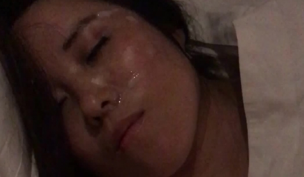 《百度云泄密》单位聚会美女同事被灌醉带回酒店各种玩弄她的大肥鲍
