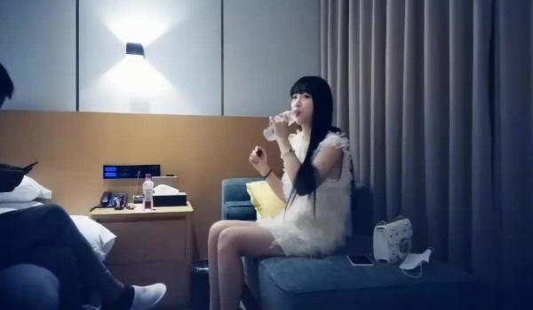 小哥酒店约操长相特别甜美可爱的高素质美女,前凸后翘奶子大,从后面扯着胳膊狂干,这身材姿色做女友要