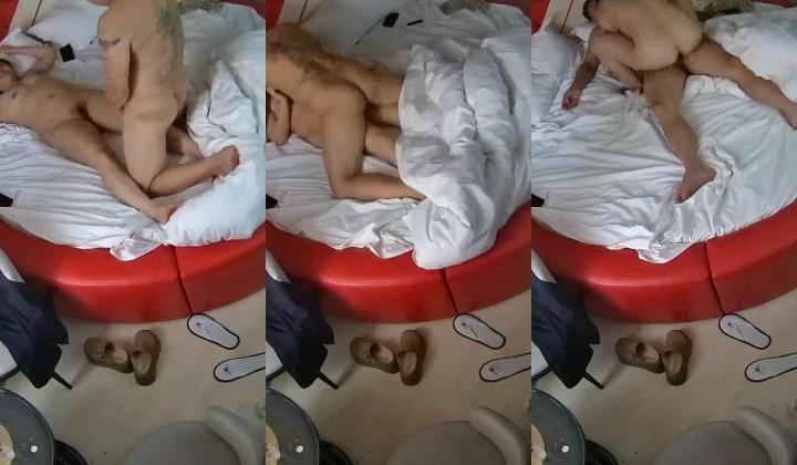 情趣台 社会男约了个丰满的小少妇 会的东西挺多的 还敢骑在社会男后背的老虎上 直接操翻