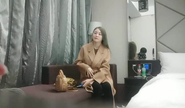 战神小利-高品质探花，168CM风衣大长腿美女，带开档黑丝袜，自摸肥穴浪叫呻吟，多种姿势持续输出
