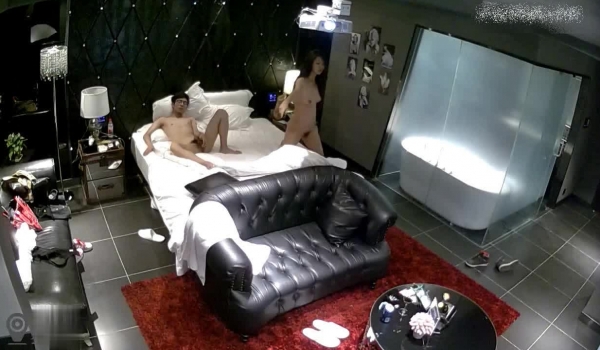 年轻貌美的高颜值大学靓妹酒店和男友开房时被精彩电视剧吸引,趴在沙发上让男从后面操,她方便看电视,