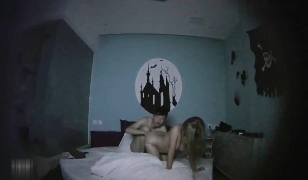 特色酒店大奶翘臀清纯眼镜美眉月经期间与男友开房造爱直接肛交内射妹子口活一流连续干2次年轻人真是疯狂