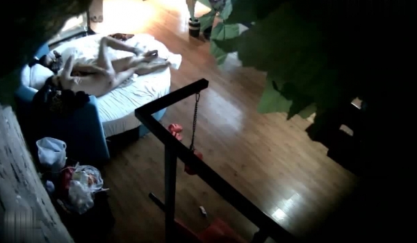 带着孩子去偷情！开房把孩子晾一边，把她绑在架子上干她还跟我说“很久没爽过了,我不要你戴套”