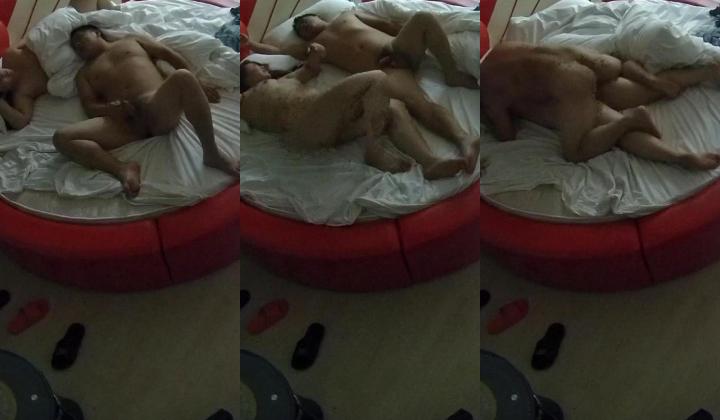 情趣台 一对胖胖的情侣 女人全身肉肉的 Q弹Q弹的 男人顿激烈撞击 小奶子翻飞的样子好迷眼