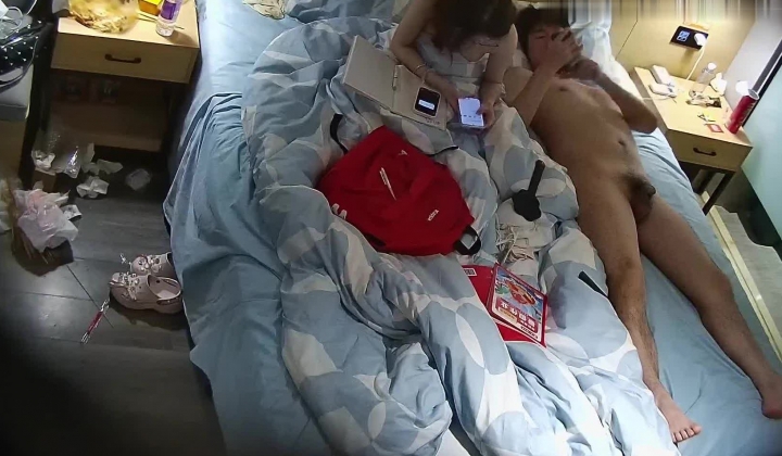 酒店偷拍 稀有独享台爱学习反差婊眼镜妹被猥琐男偷偷摘套内射逼里