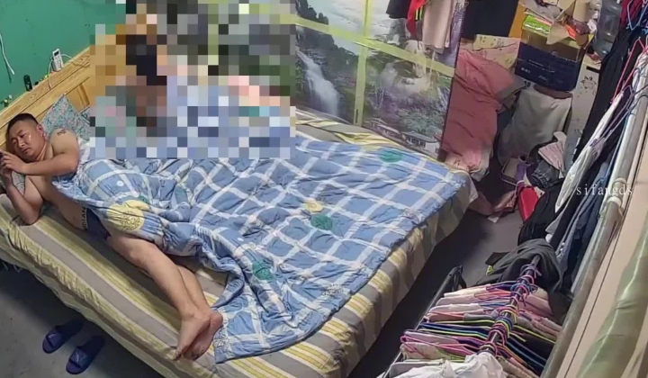 家庭台摄像头偷拍 ️性欲很强的夫妻女儿还没睡着就迫不及待开干爽完再说