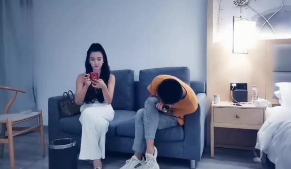 小哥年轻美女玩多了,这次约了位气质性感的美少妇啪啪,颜值高身材保养的很不错,床上操的嗷嗷大叫.国