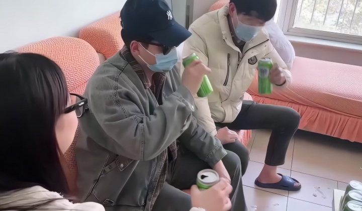 元旦跨年夜被暗恋已久的女同学酒后强制打炮无毛嫩穴骚母狗跪在我胯下边吃鸡巴边叫爸爸