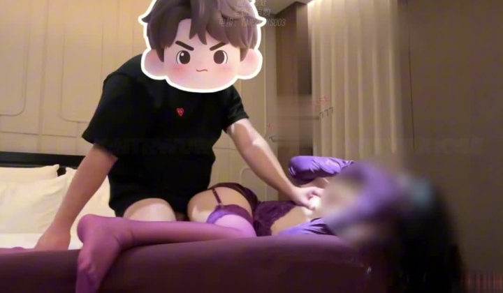 NTR绿帽夫妻『ROSEWU』老婆这一套紫色装扮实在太妖娆性感了 软软的乳房也随着抽插速度不停晃