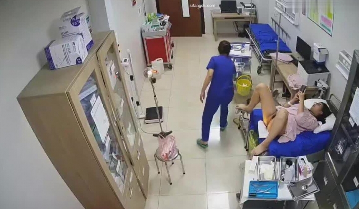 黑客破解正规医院妇科治疗室 ️监控摄像头偷拍医生给病人做阴道妇科检查真羡慕眼镜小伙医生每天阅逼无
