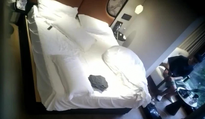 酒店偷拍天眼精品39号房 外面刮着台风小伙床边爆操眼镜御姐范女友高潮时掐着脖子无套中出