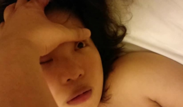 私密猎奇圈付费重磅视频，死猪玩系列第五期，玩点更刺激的小变态把嫂子给搞了