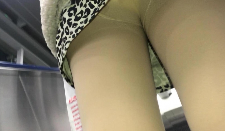 抄底颜值嫩妹【豹纹裙花内裤】地铁骚女故意露内裤引诱，爱心内裤太诱惑，硬了一路
