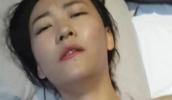 两个大学生放假在宾馆开房 女孩真漂亮 咪咪好白 女孩说不会查房吧 你快点！ 后来被男的狠狠干了 