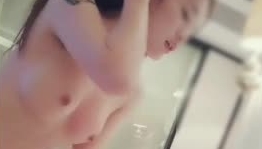 皮肤水嫩嫩的模特兼职卖淫女和大款酒店开房，吃了药半天没有射妹子小逼受不了只有口交吞精