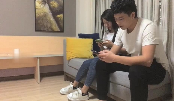 【K哥全国探花】新人设备清晰度高，偷拍漂亮兼职小姐姐，一对美乳配美腿物有所值
