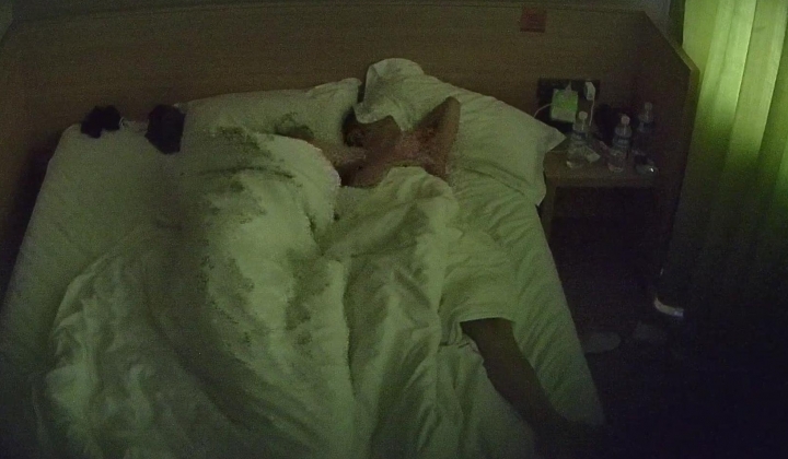 眼镜情侣三天两夜 准备上情趣套装 没日没夜的做爱 人瘦屌长 把美女干爽了