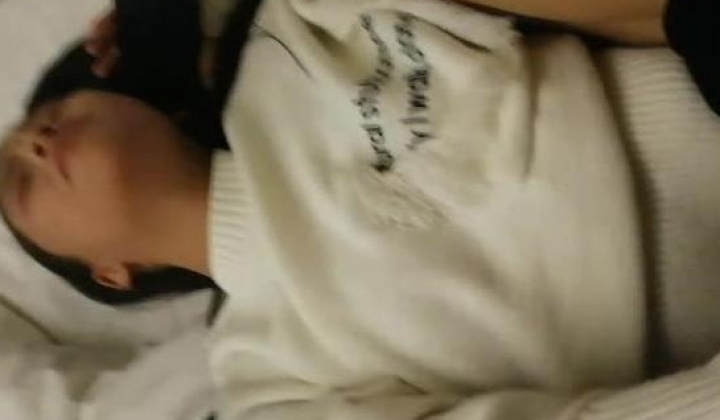 趁她给男朋友打电话，强行进入，骚话强忍捂嘴，‘我现在挂了好不好’！