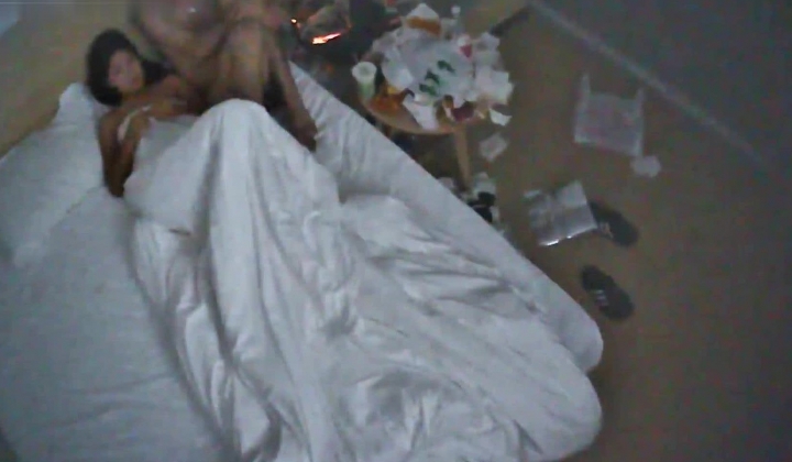 酒店偷拍 连续两天入住情侣气质甜美又身材不错的美女喜欢上位榨取男友精液