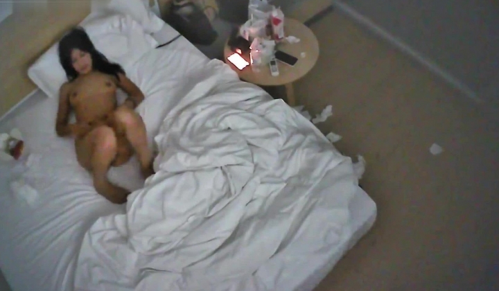 酒店偷拍 连续两天入住情侣气质甜美又身材不错的美女喜欢上位榨取男友精液