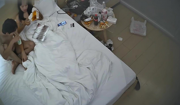 酒店偷拍 连续两天入住情侣气质甜美又身材不错的美女喜欢上位榨取男友精液