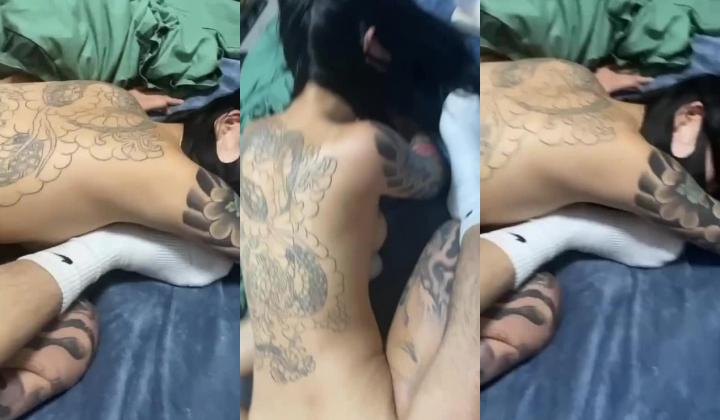 专操极品嫩妹大神『dogking』约炮精神小妹，身体很敏感 动了几下就出白浆了 攻速拉满让小妹妹
