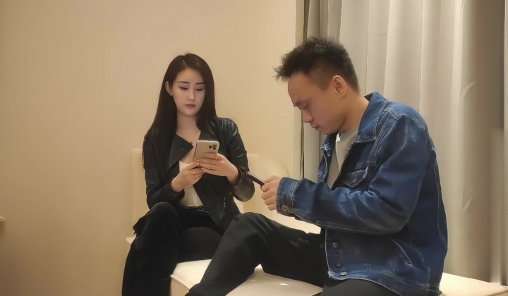 步宾探花_黑衣爱笑小美女，穿上制服装跪地口交，特写掰B啪啪