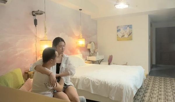 老哥约操短裙马尾辫外围小姐姐，坐在身上揉捏胸部，跪地按着头插嘴，站立后入表情很爽，主动骑乘快速爆