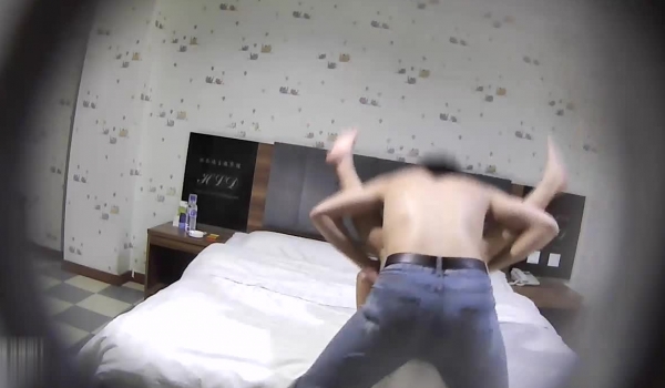 干着干着女友她妈不敲门就进来了，瞬间吓阳痿。还好女友口活儿不错下面又重振雄风了