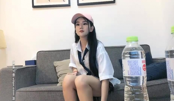 午夜寻花粉色鸭舌帽衬衣纹身妹子，舌吻自摸沙发上操特写口交猛操呻吟