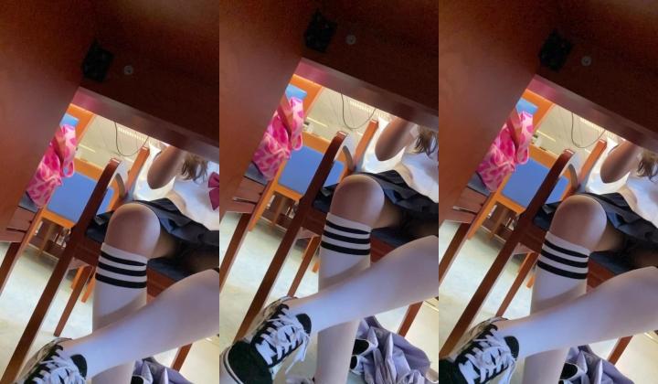 抄底颜值嫩妹【图书馆水手服】妹子主动开腿配合偷拍，来接的龟男知道你马子这么骚吗