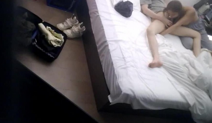 天眼1号房  短裤黑丝马丁靴的长发美女 前戏先给男友口交一波 衣服一脱 那身材简直绝了丰乳翘臀