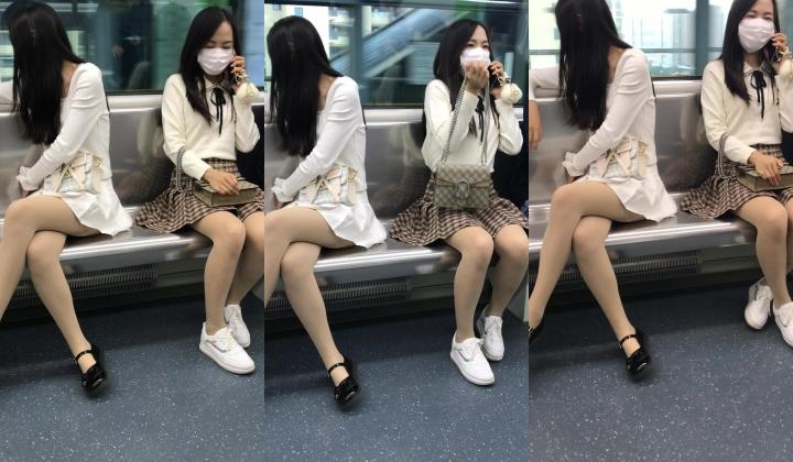抄底颜值嫩妹【肉丝连衣裙】被发现了，翘二郎腿的姿势直接看硬了，有妈妈在旁边也要拍脸拍裙底