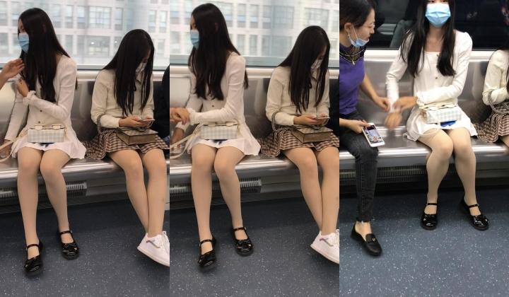 抄底颜值嫩妹【肉丝连衣裙】被发现了，翘二郎腿的姿势直接看硬了，有妈妈在旁边也要拍脸拍裙底