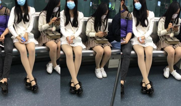 抄底颜值嫩妹【肉丝连衣裙】被发现了，翘二郎腿的姿势直接看硬了，有妈妈在旁边也要拍脸拍裙底