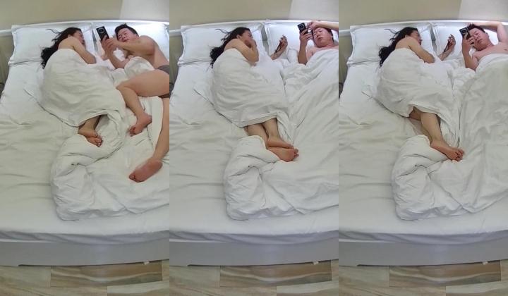 公寓酒店 极品的大奶少妇 出招就是强势女上 光是男人操还不够 得搭配一个按摩棒 最后直接内射