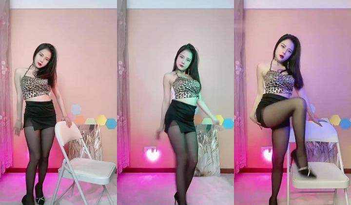 花椒颜值主播【小芊芊呐】裸舞诱惑，一对一掰逼展示，奶圆少毛，S好身材大长腿