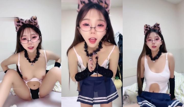 眼镜反差婊 制服诱惑【03小师妹】高颜值学妹~骚舞撸鸡巴~道具~无套啪啪狂干