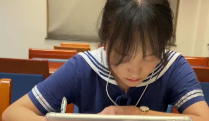 抄底颜值嫩妹【图书馆萝莉裙】妹子学习太认真，直接开闪光灯抄底，人靓腿直