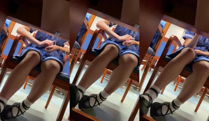 抄底颜值嫩妹【图书馆萝莉裙】妹子学习太认真，直接开闪光灯抄底，人靓腿直