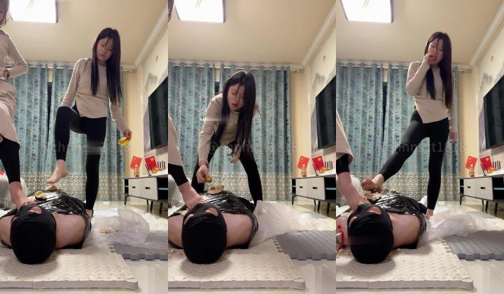 173女生，【与精神小妹的那些年】，VIP精选，舔脚，黄金，踩脸，吃嫩妹的大便