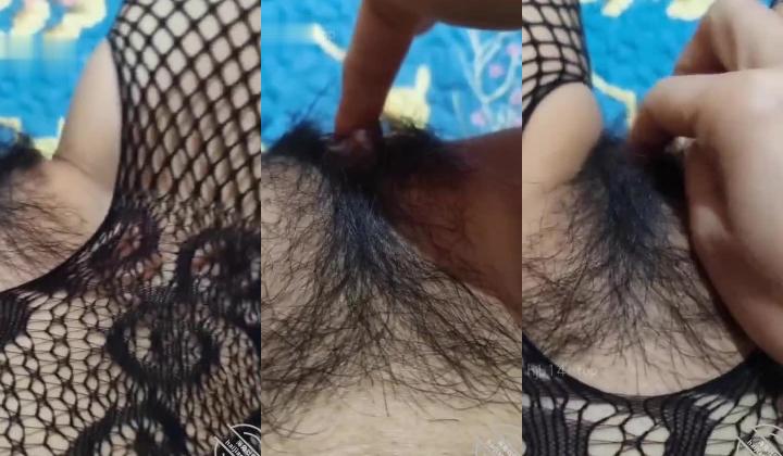 给丈母娘买的几身情趣内衣终于来了，丈母娘穿上自慰给我看