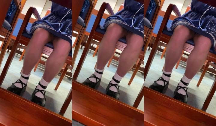 抄底颜值嫩妹【图书馆萝莉裙】妹子学习太认真，直接开闪光灯抄底，人靓腿直