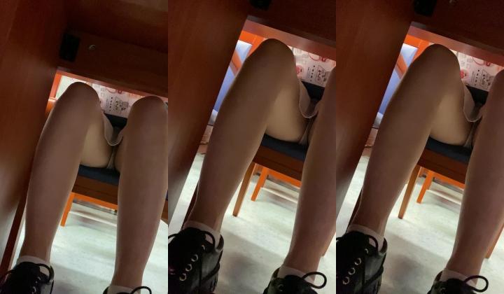 抄底颜值嫩妹【图书馆白色短裙】裙子这么短，看手机笑得这么开心的靓女，穴一定是湿的吧