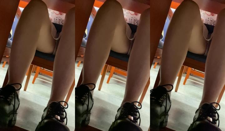 抄底颜值嫩妹【图书馆白色短裙】裙子这么短，看手机笑得这么开心的靓女，穴一定是湿的吧