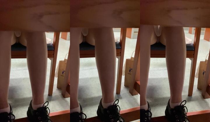 抄底颜值嫩妹【图书馆白色短裙】裙子这么短，看手机笑得这么开心的靓女，穴一定是湿的吧
