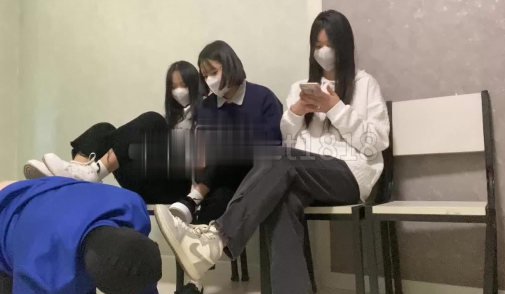 【与精神小妹的那些年】，足交踩脸调教，好几个妹子一起，吃嫩妹的大便，享受特殊的待遇！