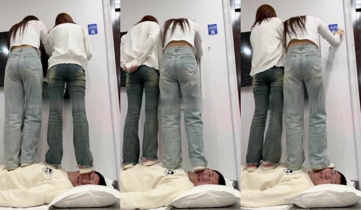 【与精神小妹的那些年】，足交踩脸调教，好几个妹子一起，吃嫩妹的大便，享受特殊的待遇！