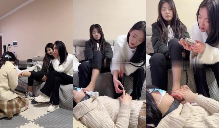 【与精神小妹的那些年】，足交踩脸调教，好几个妹子一起，吃嫩妹的大便，享受特殊的待遇！