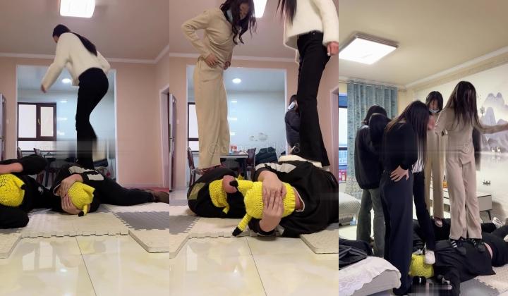【与精神小妹的那些年】，足交踩脸调教，好几个妹子一起，吃嫩妹的大便，享受特殊的待遇！